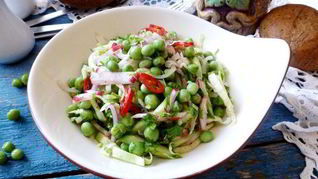 Салат из молодой капусты, редиски и горошка