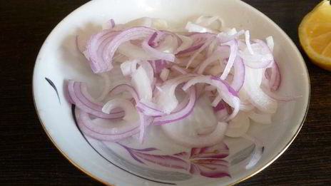 салат из молодой капусты, редиски и горошка