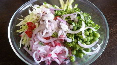 салат из молодой капусты, редиски и горошка