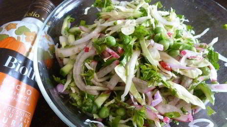 салат из молодой капусты, редиски и горошка