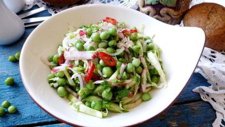 салат из молодой капусты, редиски и горошка