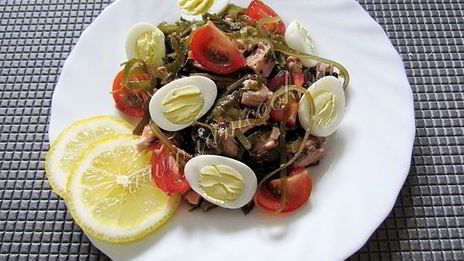 салат из морской капусты с яйцом