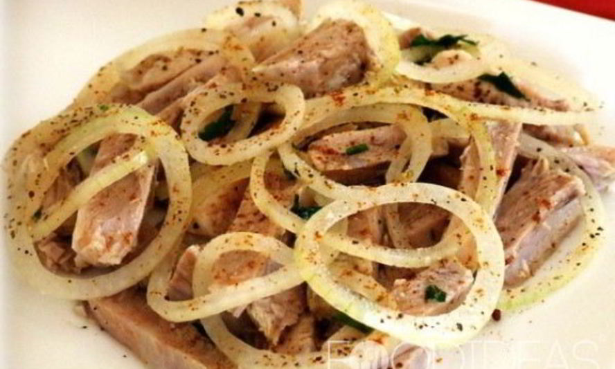 Рецепт салата из мяса с луком