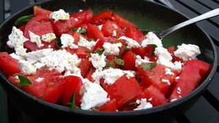 Салат из помидоров с сыром фета