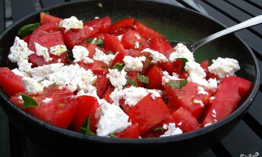 Рецепт салата из помидоров с сыром фета