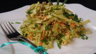 Салат из савойской капусты с горошком и морковью