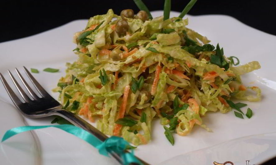 Рецепт салата из савойской капусты с горошком и морковью