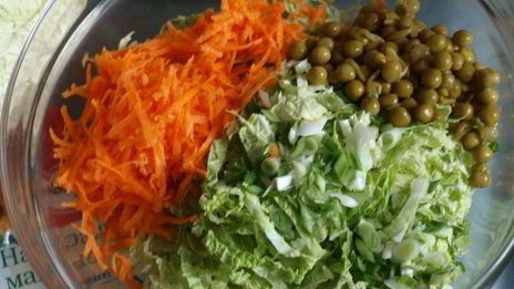 салат из савойской капусты с горошком и морковью