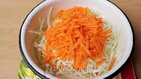 салат из свежей свеклы, моркови и капусты