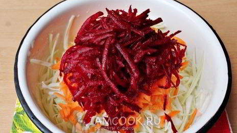 салат из свежей свеклы, моркови и капусты