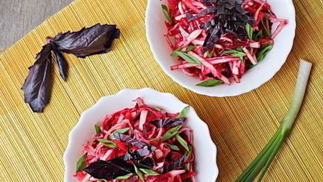 салат из свежей свеклы, моркови и капусты