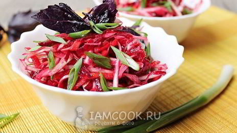 салат из свежей свеклы, моркови и капусты