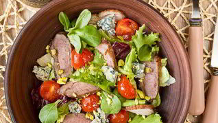 Салат из утки с припущенными помидорами черри