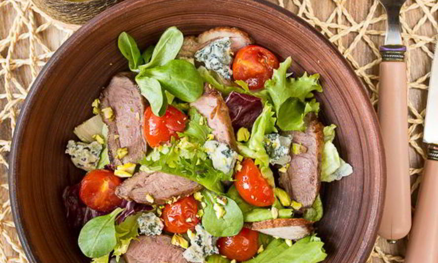 Рецепт салата из утки с припущенными помидорами черри