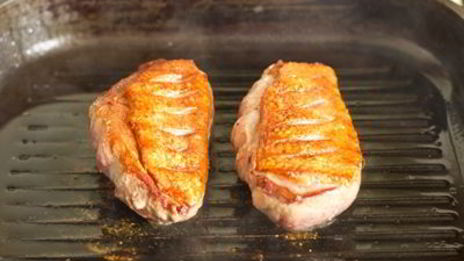 салат из утки с припущенными помидорами черри