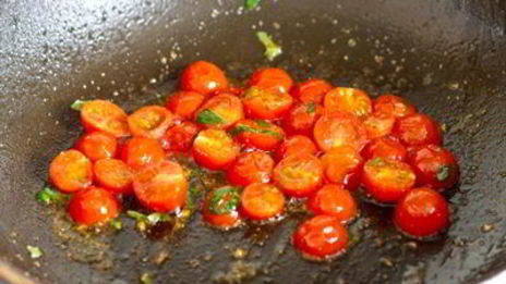 салат из утки с припущенными помидорами черри