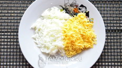 салат мимоза с консервами и сыром