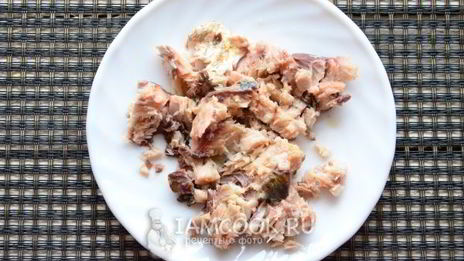 салат мимоза с консервами и сыром