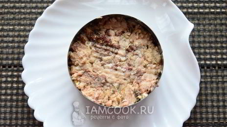 салат мимоза с консервами и сыром