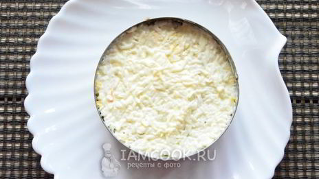 салат мимоза с консервами и сыром