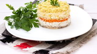 Салат мимоза с консервой и рисом