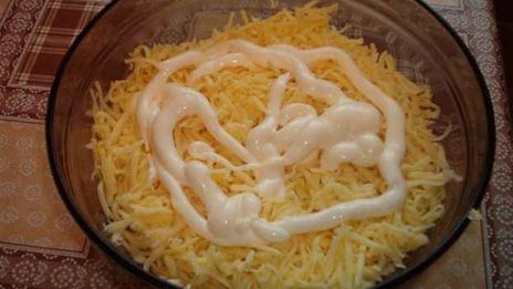 салат мимоза с копченой скумбрией