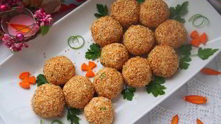 Салатные шарики Мимоза в кунжуте