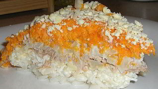 Слоеный салат Мимоза с рыбой и рисом