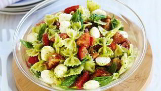 Салат-паста с помидорами, моцареллой и песто