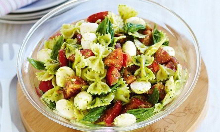 Рецепт салата-пасты с помидорами, моцареллой и песто