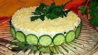 Салат Печень трески под шубой с черносливом