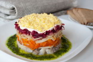 Сельдь под шубой с зеленым чесночным соусом