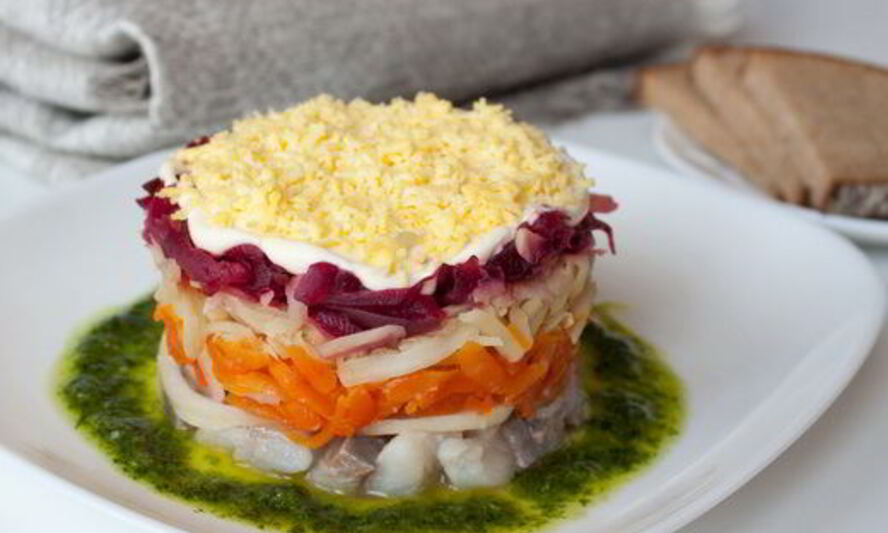 Рецепт сельди под шубой с зеленым чесночным соусом