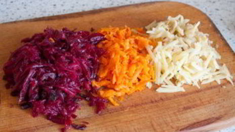 сельдь под шубой с зеленым чесночным соусом