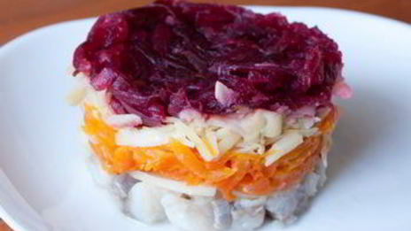 сельдь под шубой с зеленым чесночным соусом