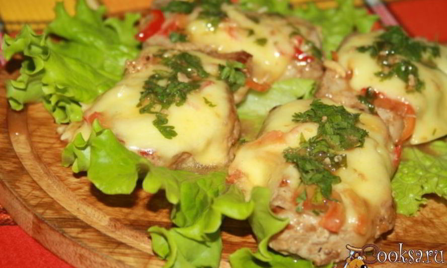 Рецепт свинины в маринаде из кунжутного дрессинга под шубой из моцареллы и болгарского перца