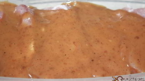 свинина в маринаде из кунжутного дрессинга под шубой из моцареллы и болгарского перца