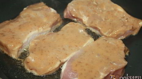 свинина в маринаде из кунжутного дрессинга под шубой из моцареллы и болгарского перца