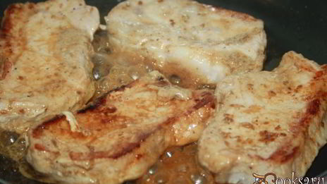 свинина в маринаде из кунжутного дрессинга под шубой из моцареллы и болгарского перца