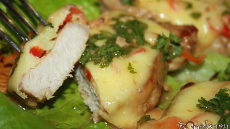 свинина в маринаде из кунжутного дрессинга под шубой из моцареллы и болгарского перца