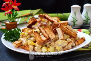 Салат с фасолью, сухариками и колбасой