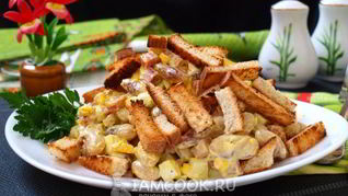 Салат с фасолью, сухариками и колбасой