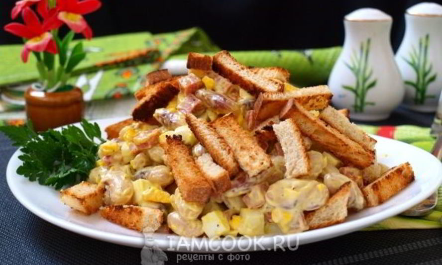 Рецепт салата с фасолью, сухариками и колбасой