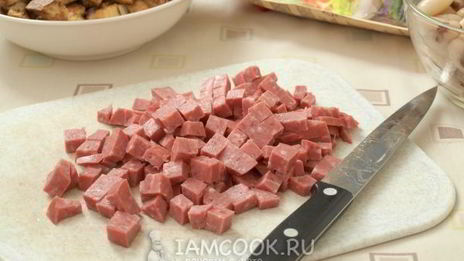 салат с фасолью, сухариками и колбасой