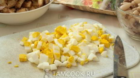 салат с фасолью, сухариками и колбасой