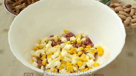 салат с фасолью, сухариками и колбасой