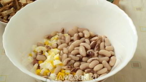 салат с фасолью, сухариками и колбасой