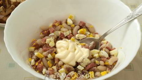 салат с фасолью, сухариками и колбасой