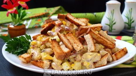 салат с фасолью, сухариками и колбасой