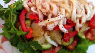 Салат с кальмарами Фейерверк вкусов